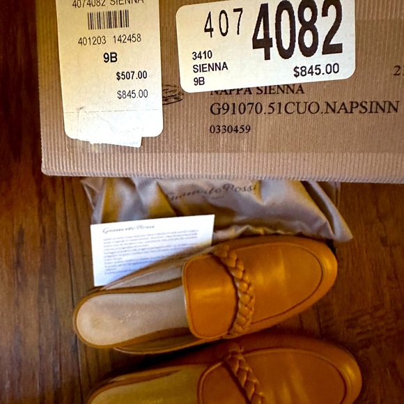 Gianvito Rossi
braided-detail leather mules - Picture 6 of 7